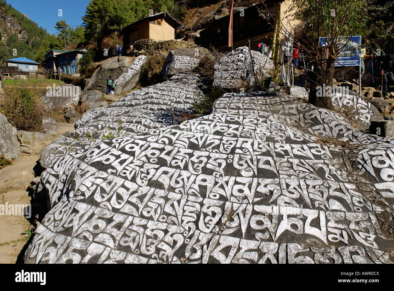 Mani wall, Mani stone, at Monjo, Dudh Kosi valley, Solukhumbu, Khumbu, Sagarmatha National Park, Nepal Stock Photo