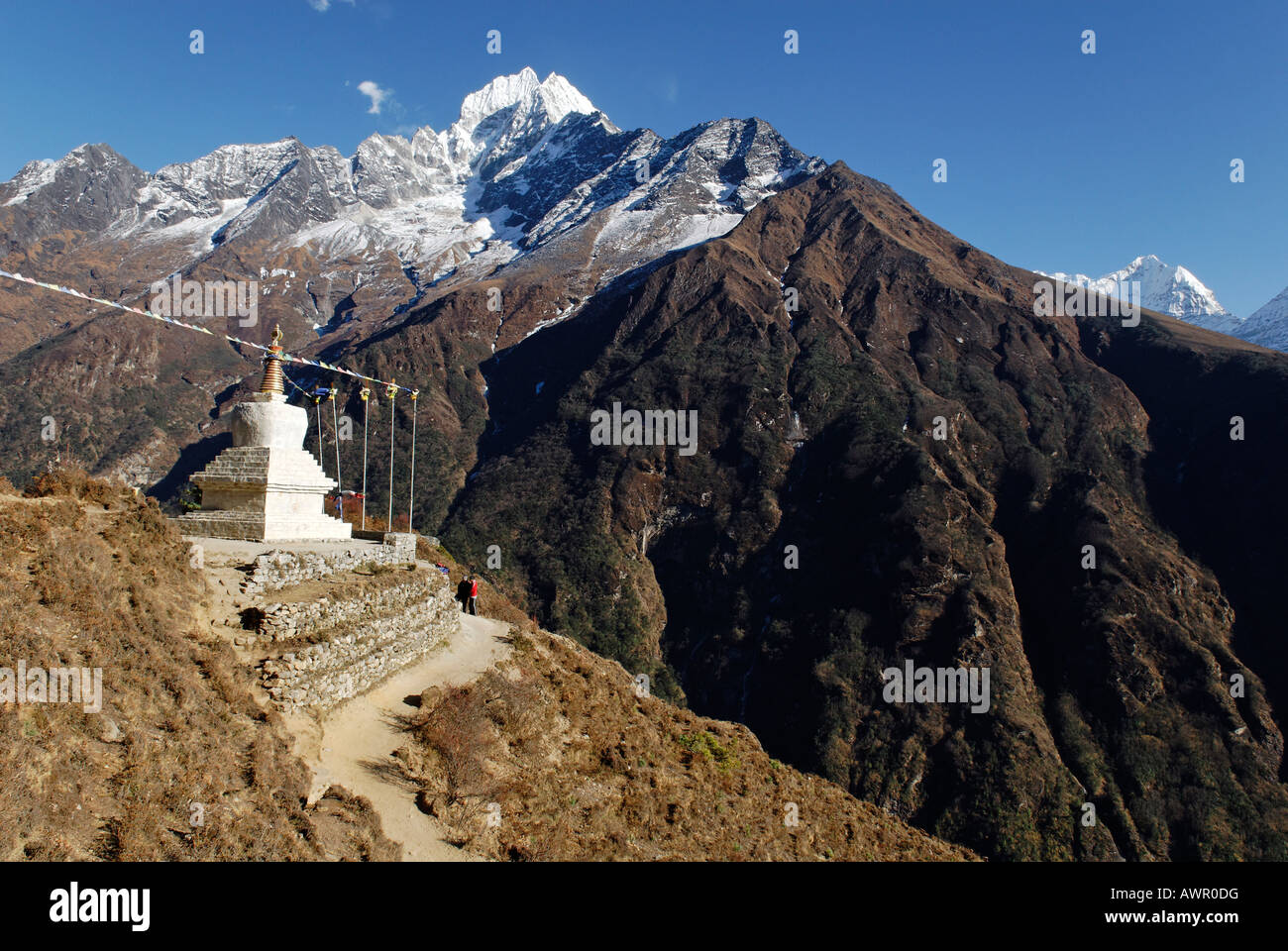 Historic stupa in front of Thamserku (6608), Sagarmatha National Park, Khumbu, Nepal Stock Photo