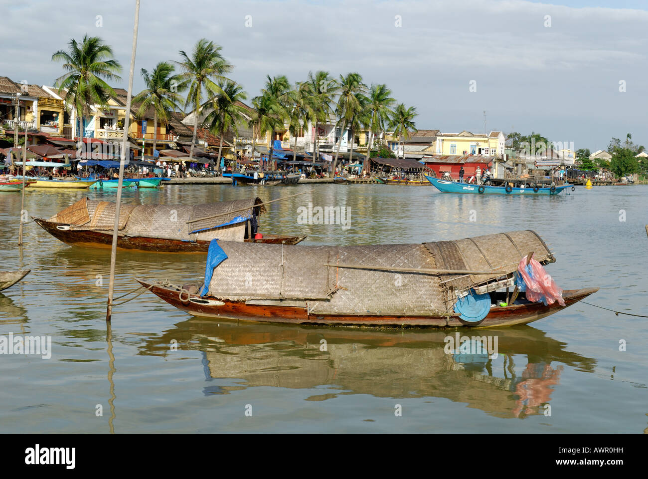Sampan boot hi-res stock photography and images - Alamy