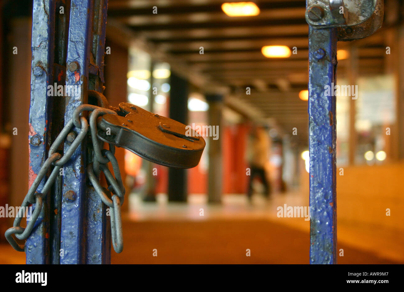 Locked Gate At Portsmouth Train Station Stock Photo Alamy locked-gate-at-portsmouth-train-station-stock-photo-alamy
