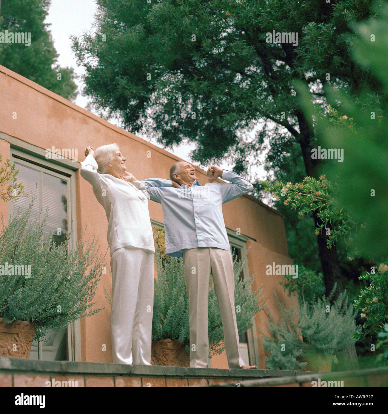 Elderly couple outside house hi-res stock photography and images - Alamy