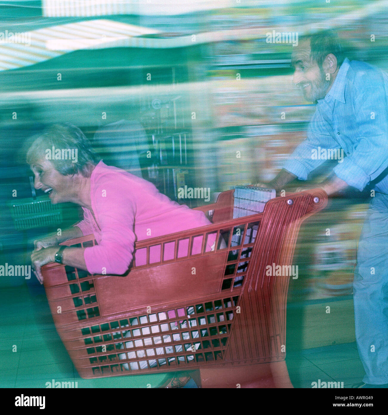 Women pushing grocery carts hires stock photography and images Alamy