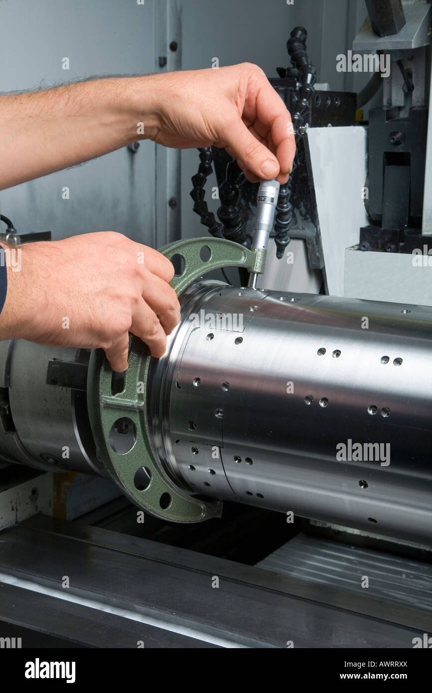 precision measurement of metal cylinder on a lathe using a large