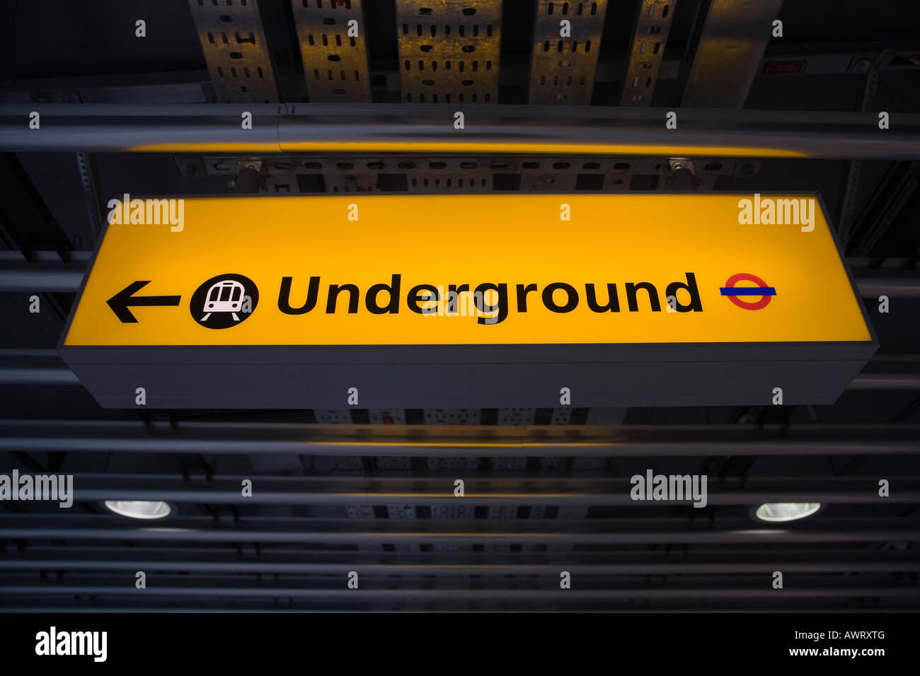 A direction sign to the Underground station at London Heathrow Airporet terminal 5 Stock Photo