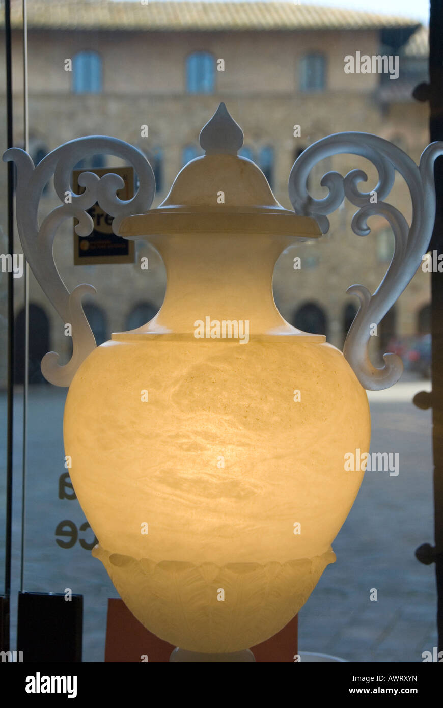 Alabaster vase hires stock photography and images Alamy