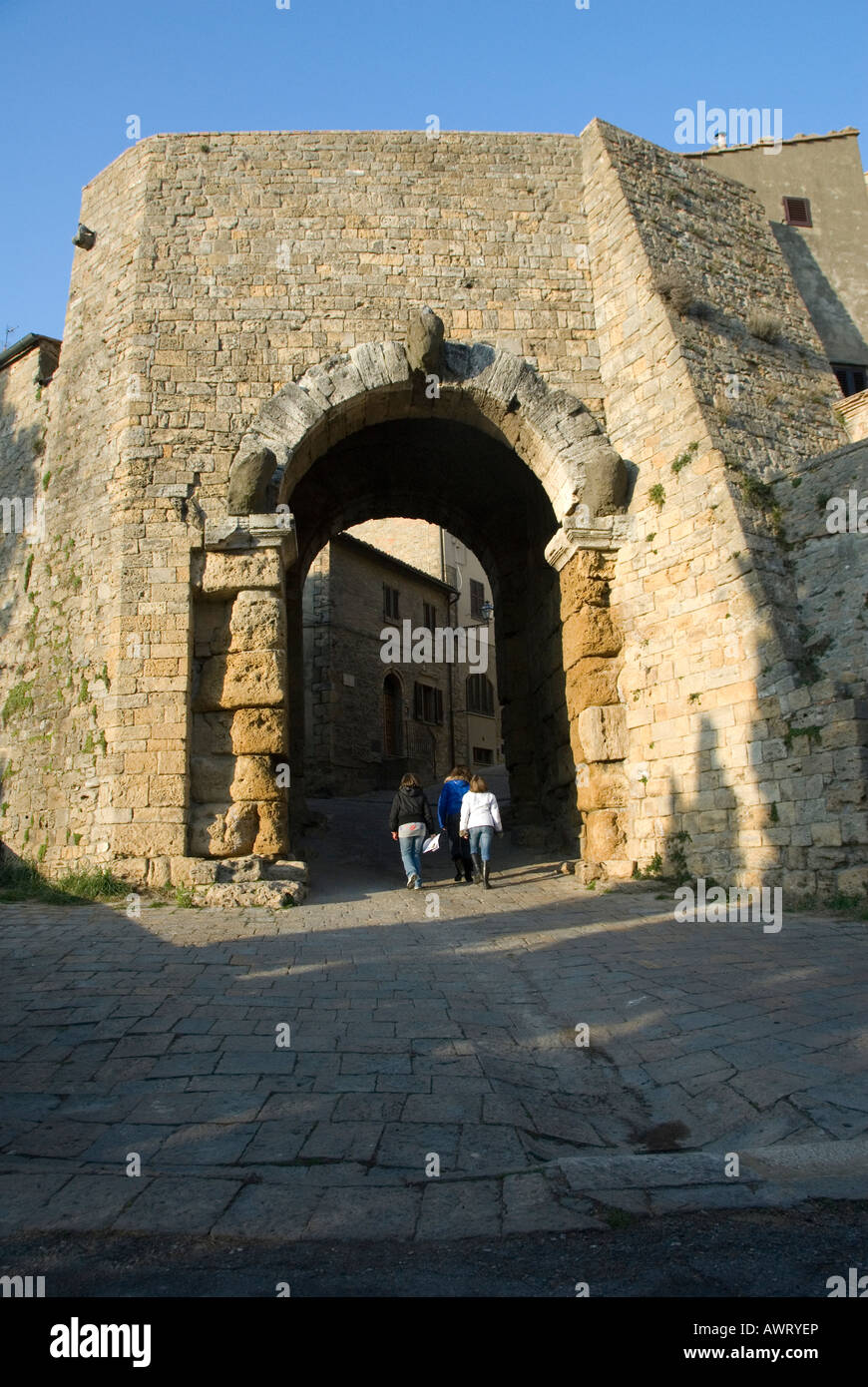 Porta all'Arco (also known as the Arco Etrusco, the ancient gate in the city walls of Volterra dating from 4th C BC Stock Photo