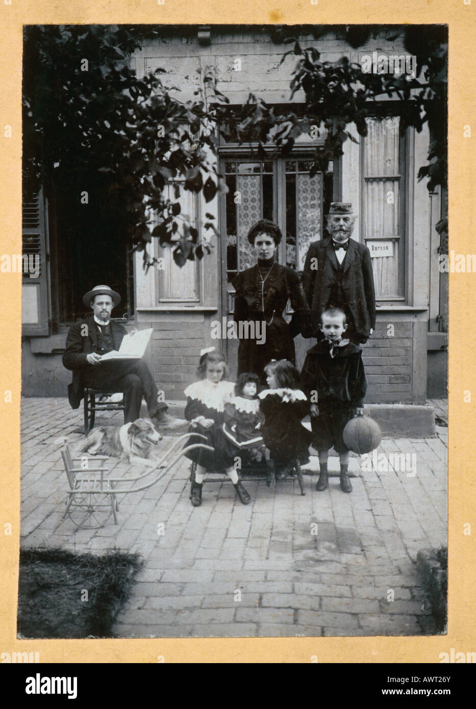 1905's vintage photo of a family Stock Photo