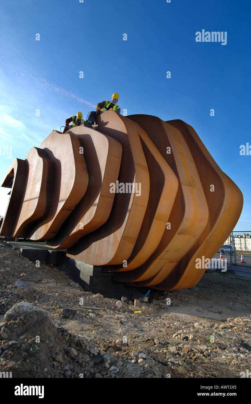 Welders construct new modernist metal cafe designed by Thomas Heatherwick on Littlehampton beach. Stock Photo