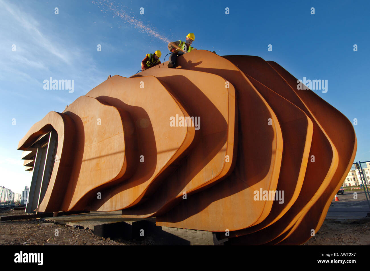 Welders construct new modernist metal cafe designed by Thomas Heatherwick on Littlehampton beach. Stock Photo