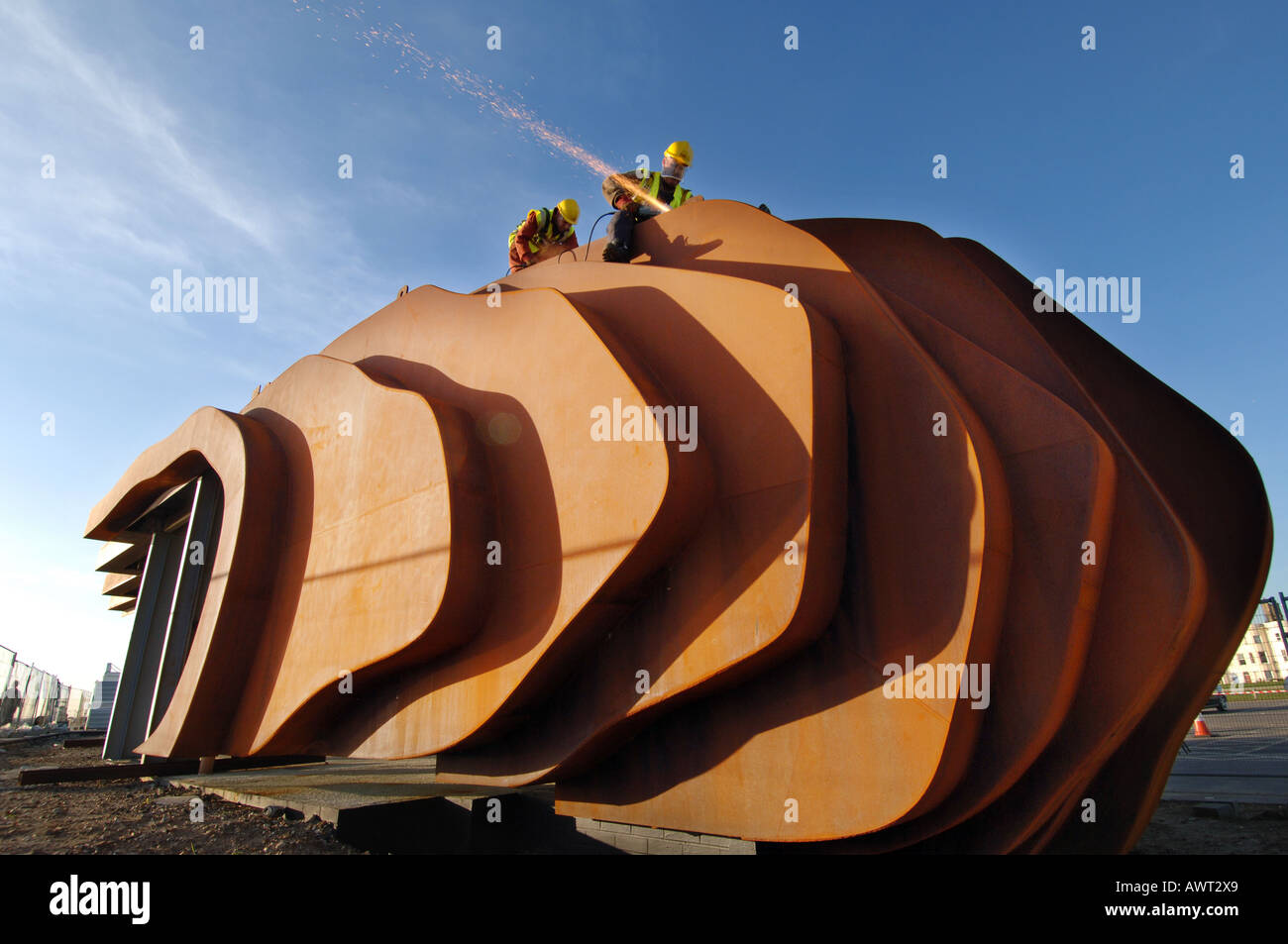 Welders construct new modernist metal cafe designed by Thomas Heatherwick on Littlehampton beach. Stock Photo