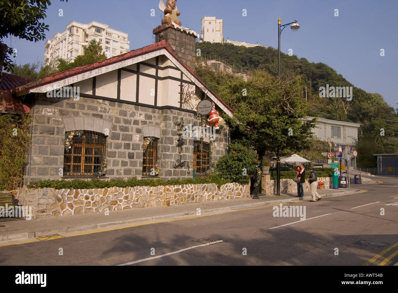 dh The peak lookout restaurant VICTORIA PEAK HONG KONG The Peak Look Out at christmas time tourists lookout cafe restaurants Stock Photo