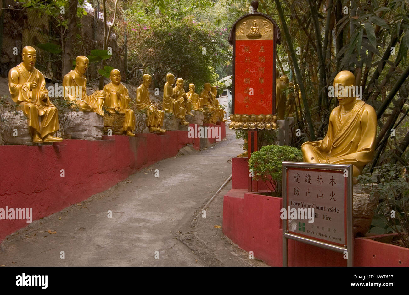 dh Ten Thousand Buddhas Monastery SHATIN HONG KONG Golden Buddha statues lining path to monastery temple Stock Photo