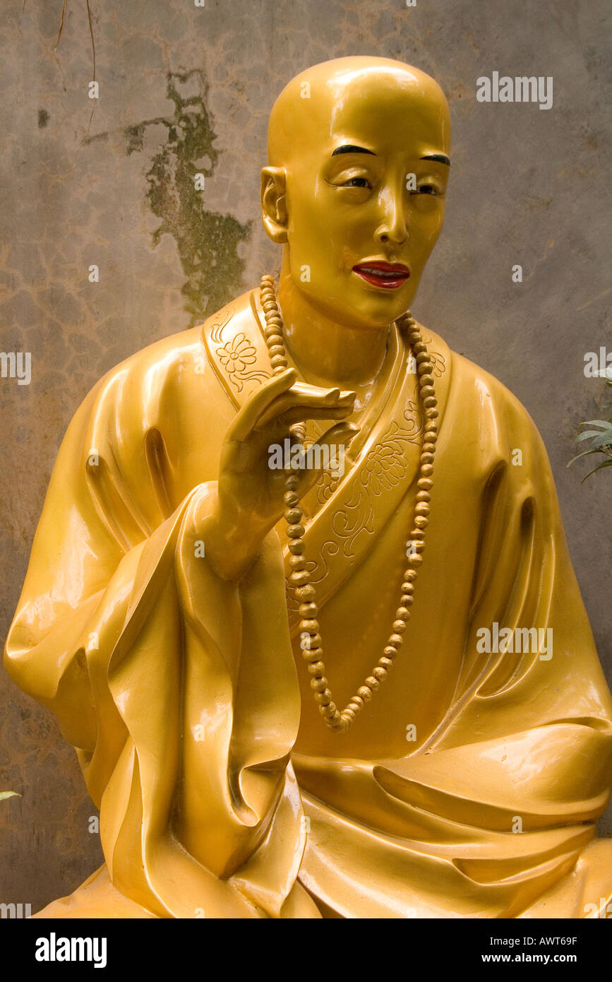 dh Ten Thousand Buddhas Monastery SHATIN HONG KONG Golden Buddha statue on monastery temple path gold sculpture sitting china Stock Photo