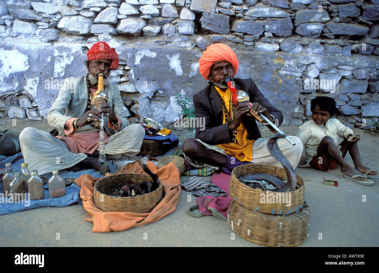 snake-charmers-playing-flute-with-cobra-snakes-pushkar-rajasthan-india