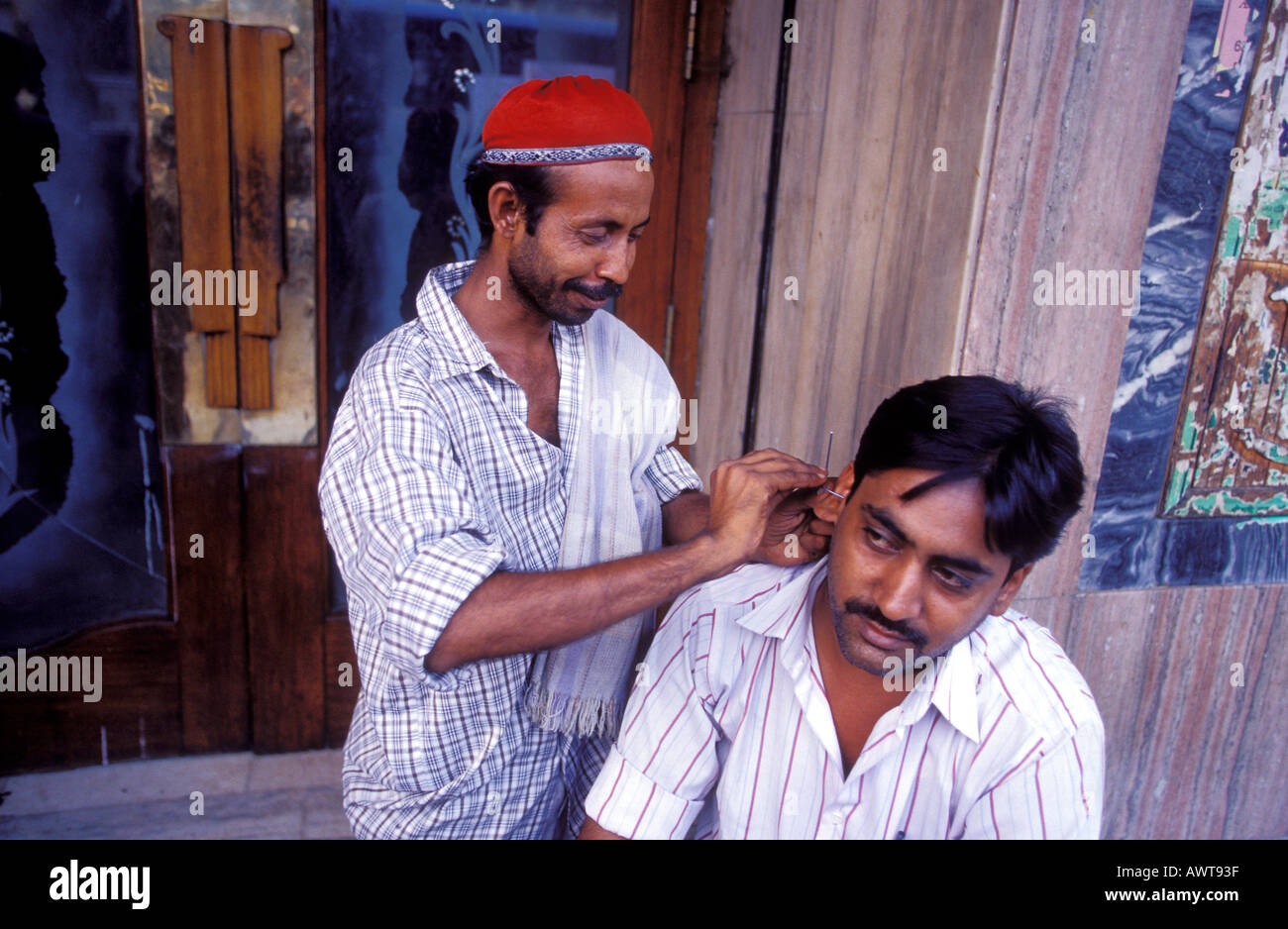 Ear cleaner with a customer New Delhi India Stock Photo Alamy