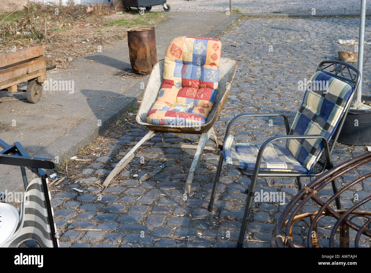Schubkarre als Sessel Wheelbarrow armchair sit seating furnitures sit comfortably Stock Photo
