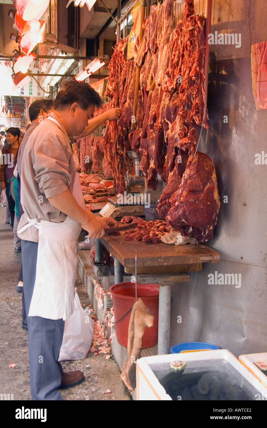 dh Chinese street wet market asia SHAM SHUI PO MARKETS HONG KONG CHINA Butcher cutting meat shop chopping food chop block Stock Photo