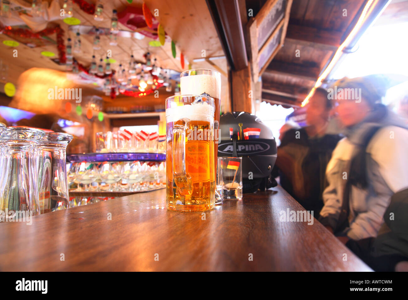 Apres ski drinking beer during Wintersport in the mountains of the Austrian  Alps, Tyrol, Tirol, Austria Stock Photo - Alamy