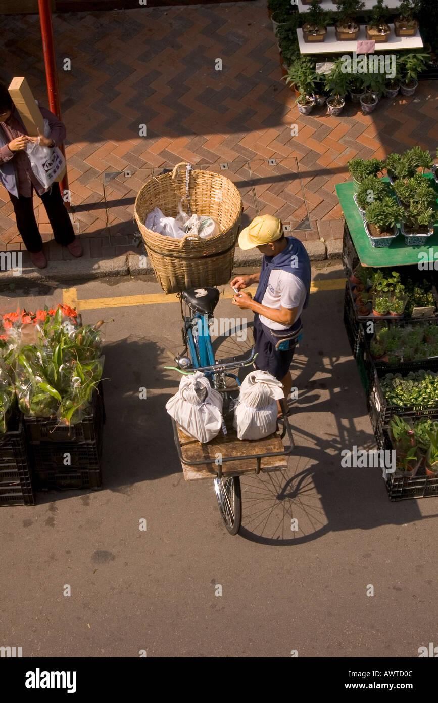 dh Flower market MONG KOK HONG KONG Fast food vendor delivering meals