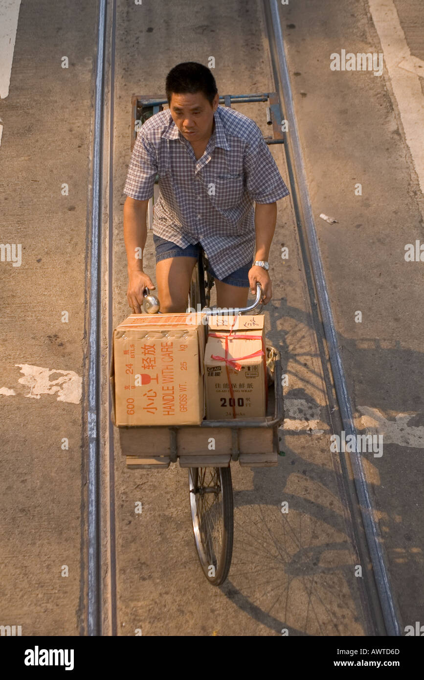 dh  HENNESSEY ROAD HONG KONG Man riding bicycle delivery cycle chinese worker cycling china bike asian locals deliveryman Stock Photo
