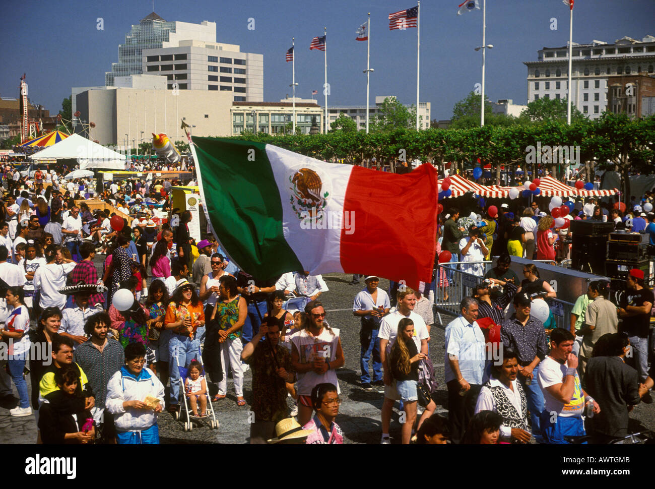 people waving Mexican flag, Mexican flag, Cinco de Mayo festival, Civic