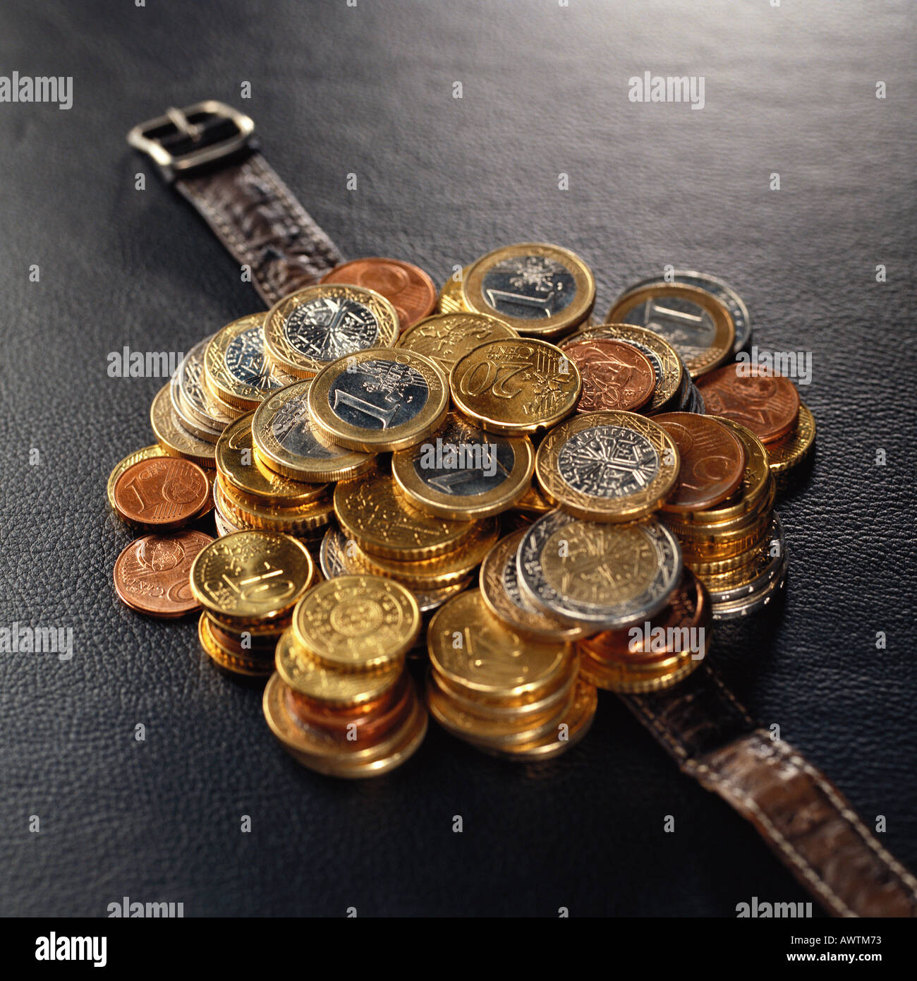 Overhead view pile coins hi-res stock photography and images - Alamy