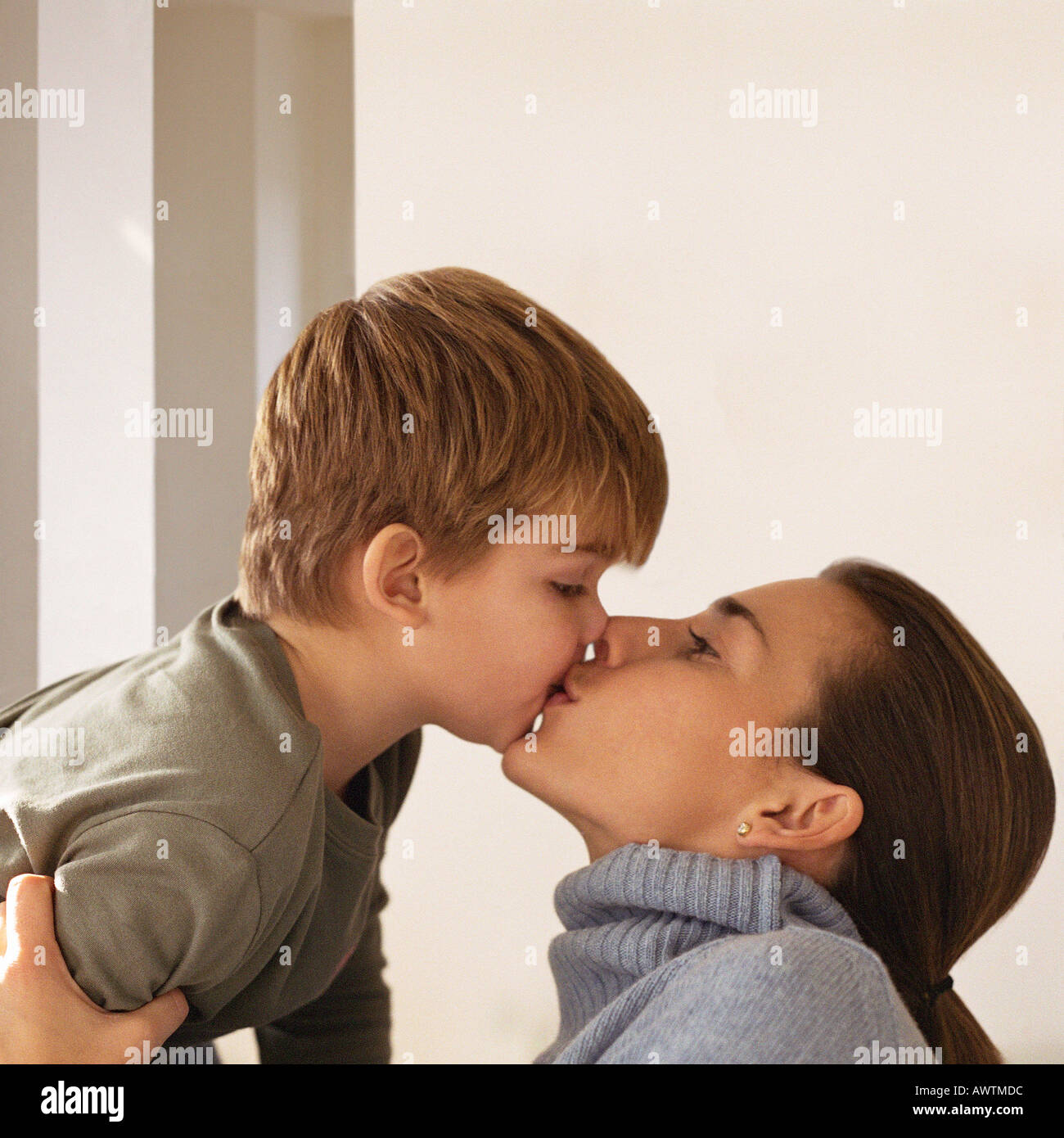 Mom son boy. Поцелуй матери и сына. Поцелуй матери и подростка. Мальчик целует маму с языком. Поцелуй матери и сына с языком.