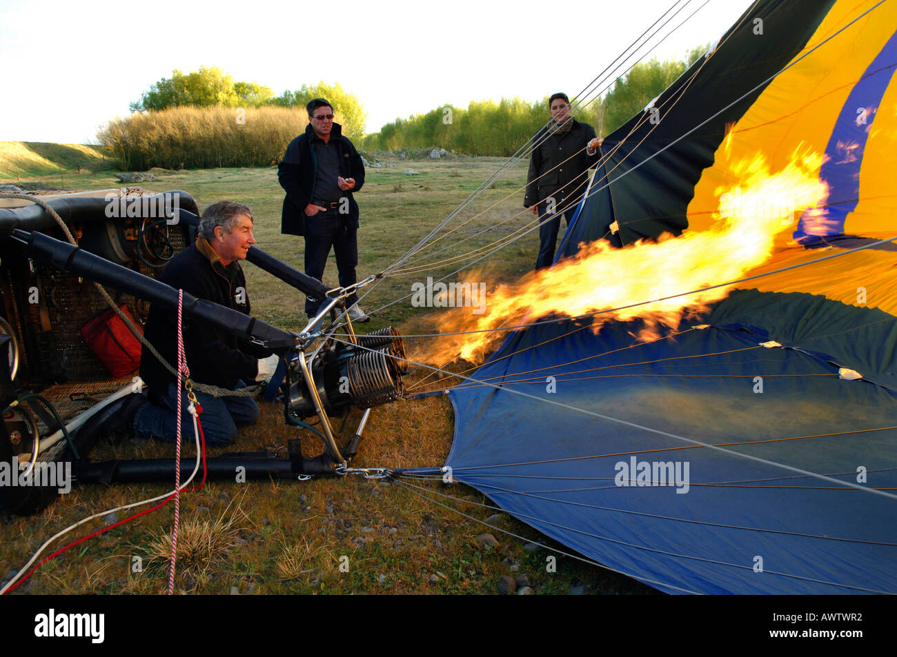 Using propane burner to inflate a hot air balloon Stock Photo Alamy