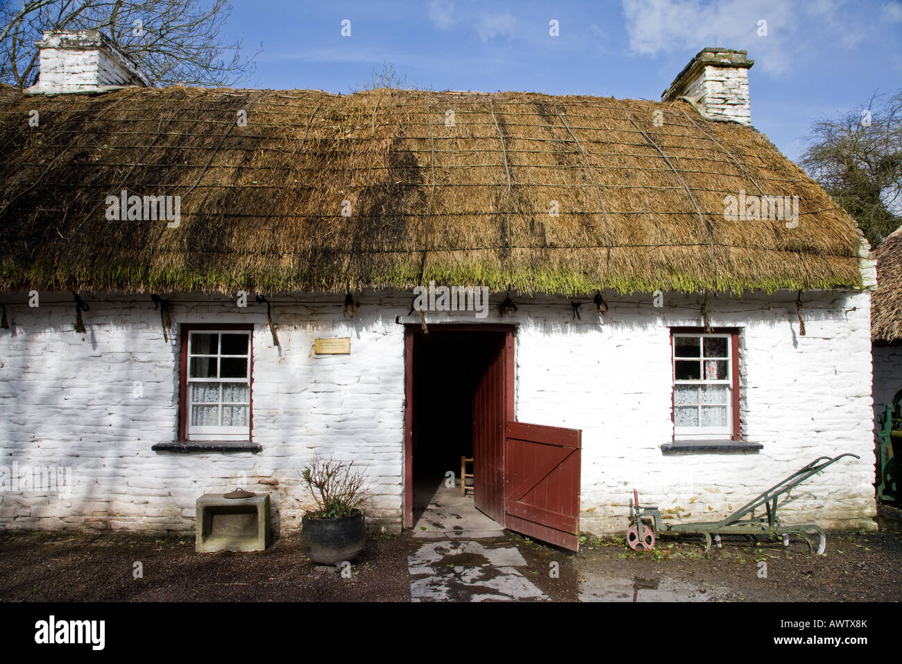 Irish cottage with thatched roof, County Clare, Ireland Stock Photo