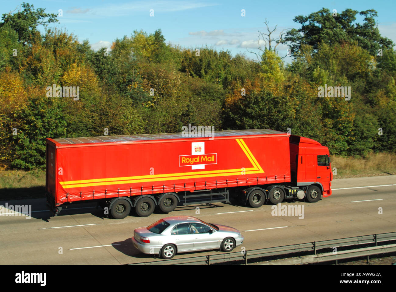 M25 motorway tyre wear saving raised economy axle on Royal Mail hgv lorry truck Stock Photo