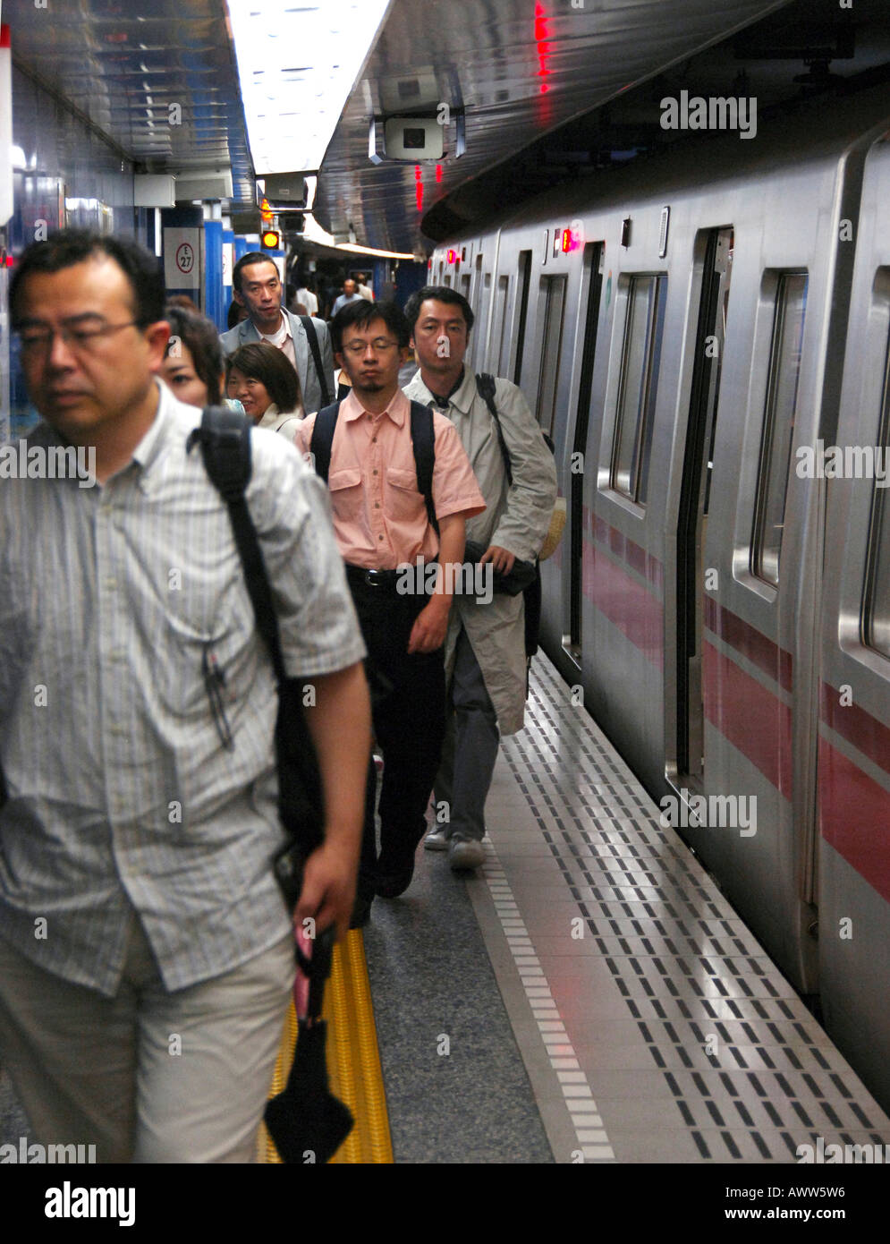 Passengers leaving a Tokyo subway train, Tokyo Japan Stock Photo