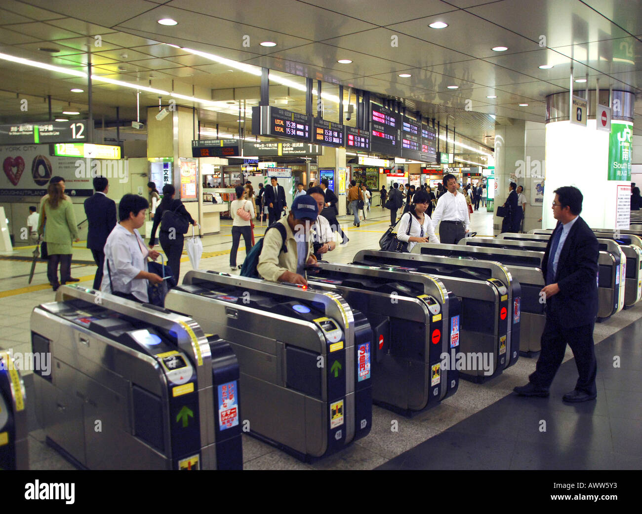 ticket barriers Shinjuku subway station,  JR Yamanote Line subway system, Tokyo Jap Stock Photo