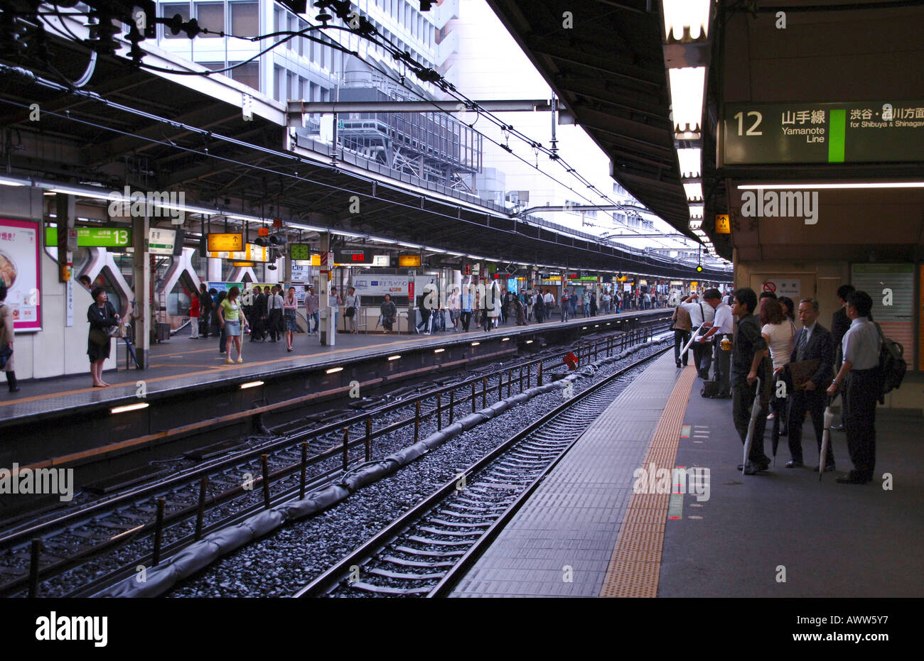People waiting for trains on the JR Yamanote Line subway system, Tokyo Japan Stock Photo