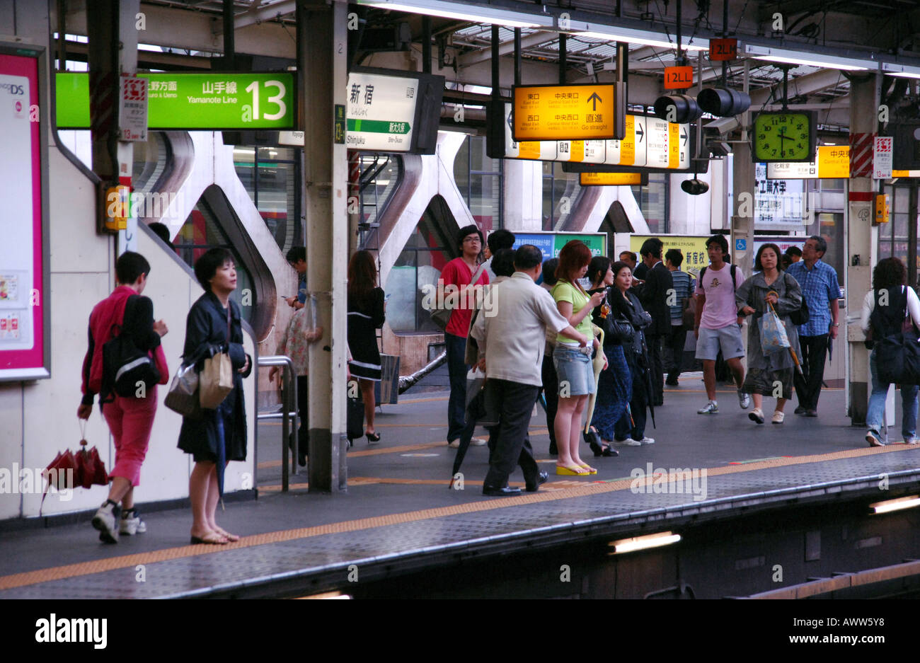 People waiting for trains, JR Yamanote Line subway system, Tokyo Japan Stock Photo