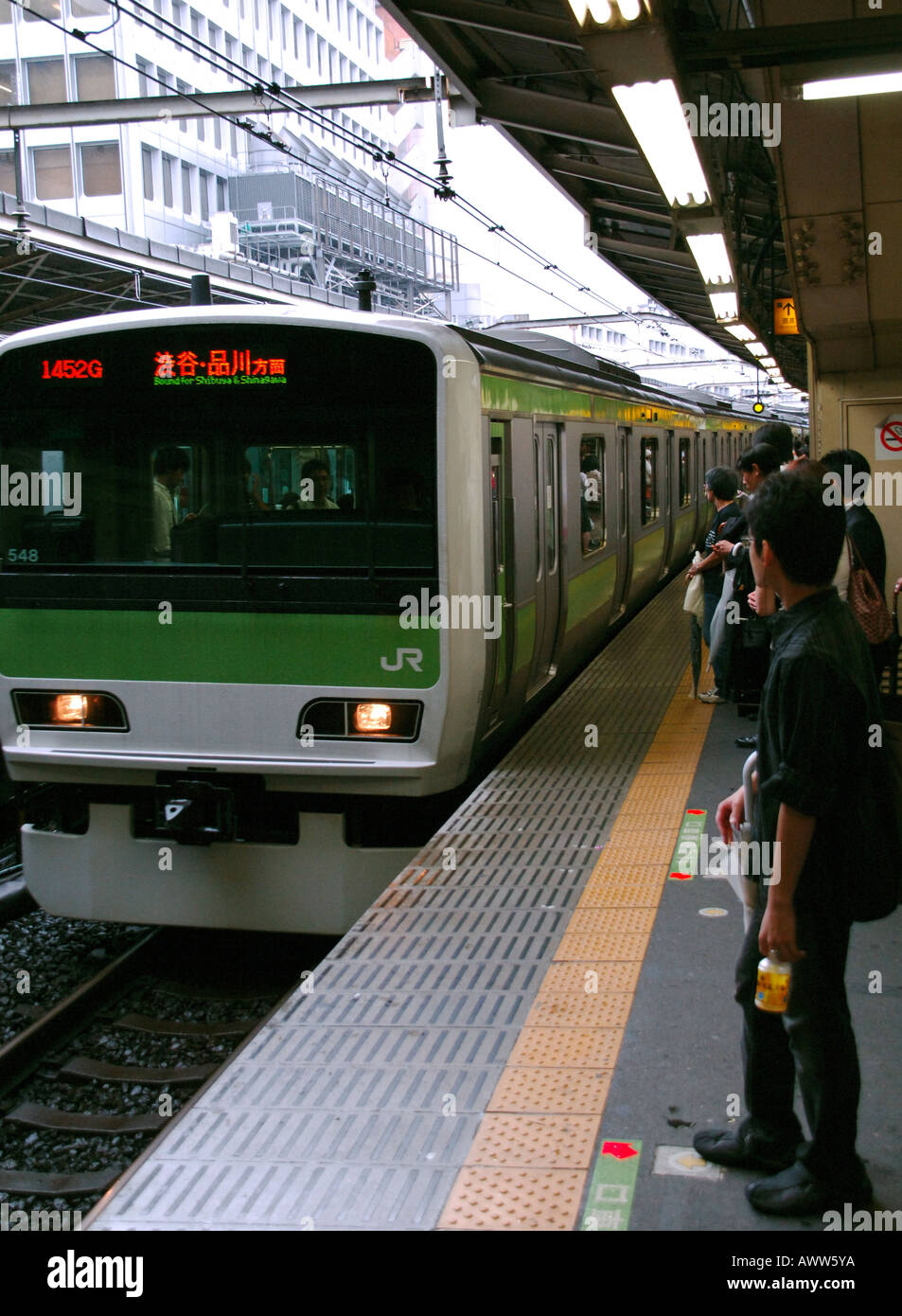 People waiting for the train, passengers on the JR Yamanote Line subway system, Tokyo Japan Stock Photo