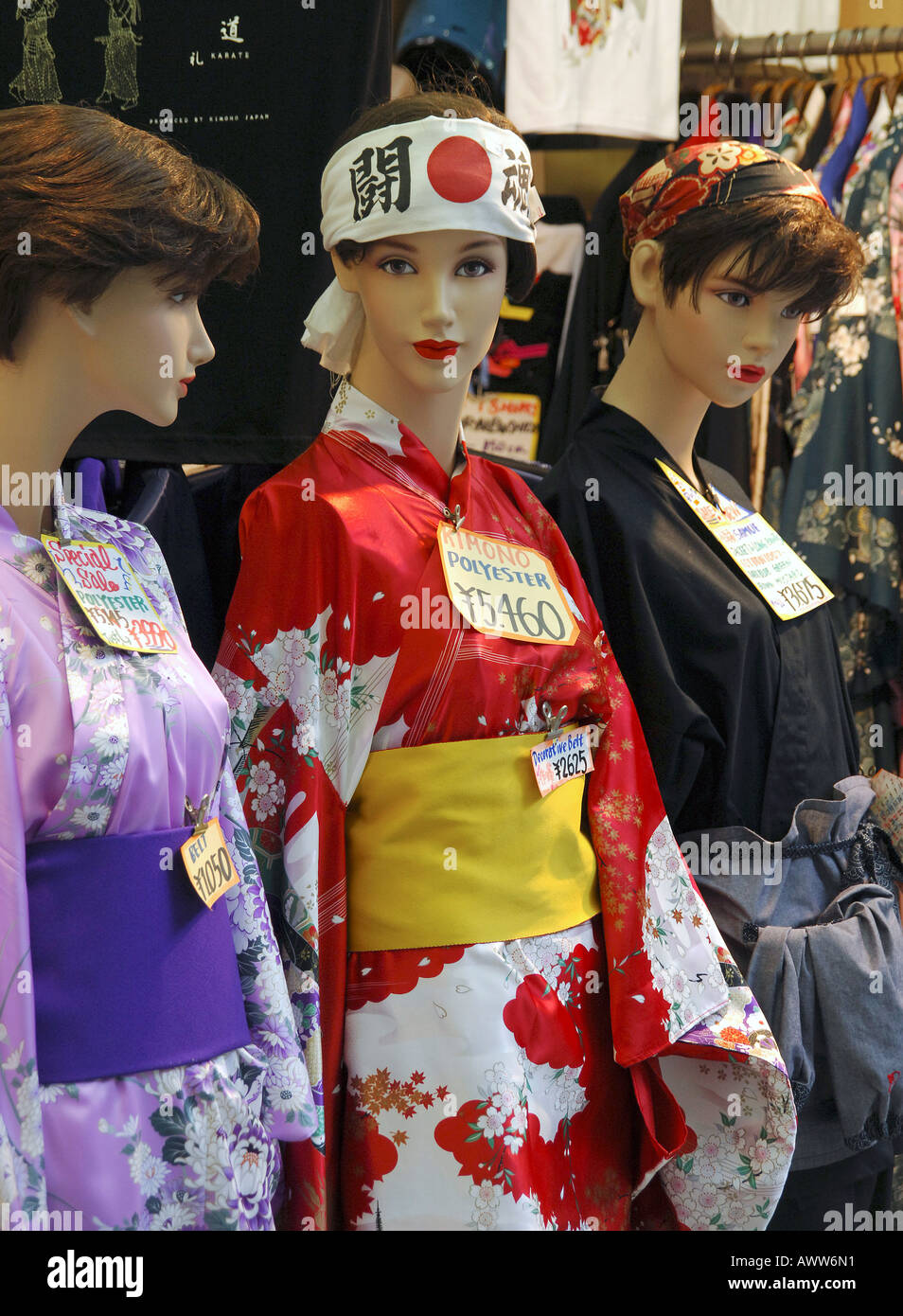 Mannequins in kimonos, Nakamise Shopping area near the Sensoji Temple