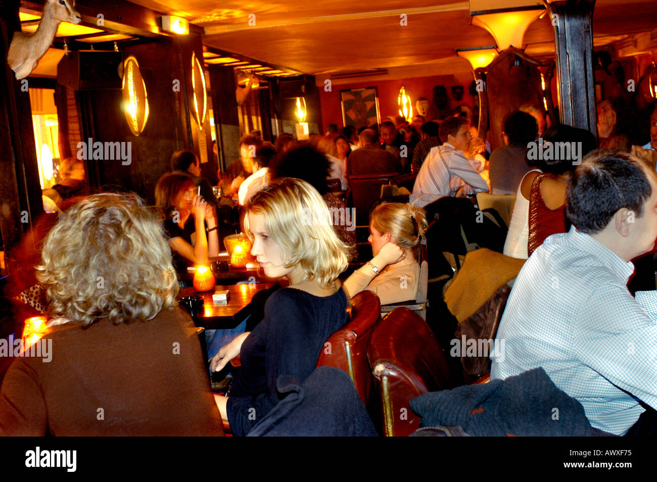 PARIS France, Crowd of People, Women in Dining Room, Af-rican Theme Bar Bistro Restaurant, 'L'Impala Lounge' Night Stock Photo