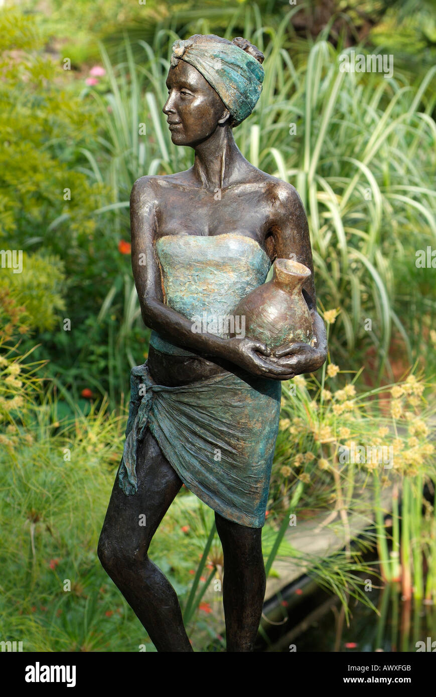 Garden statue hi-res stock photography and images - Alamy