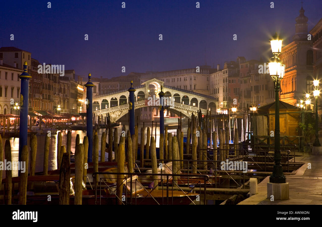 Famous rialto bridge and gondolas hi-res stock photography and images ...
