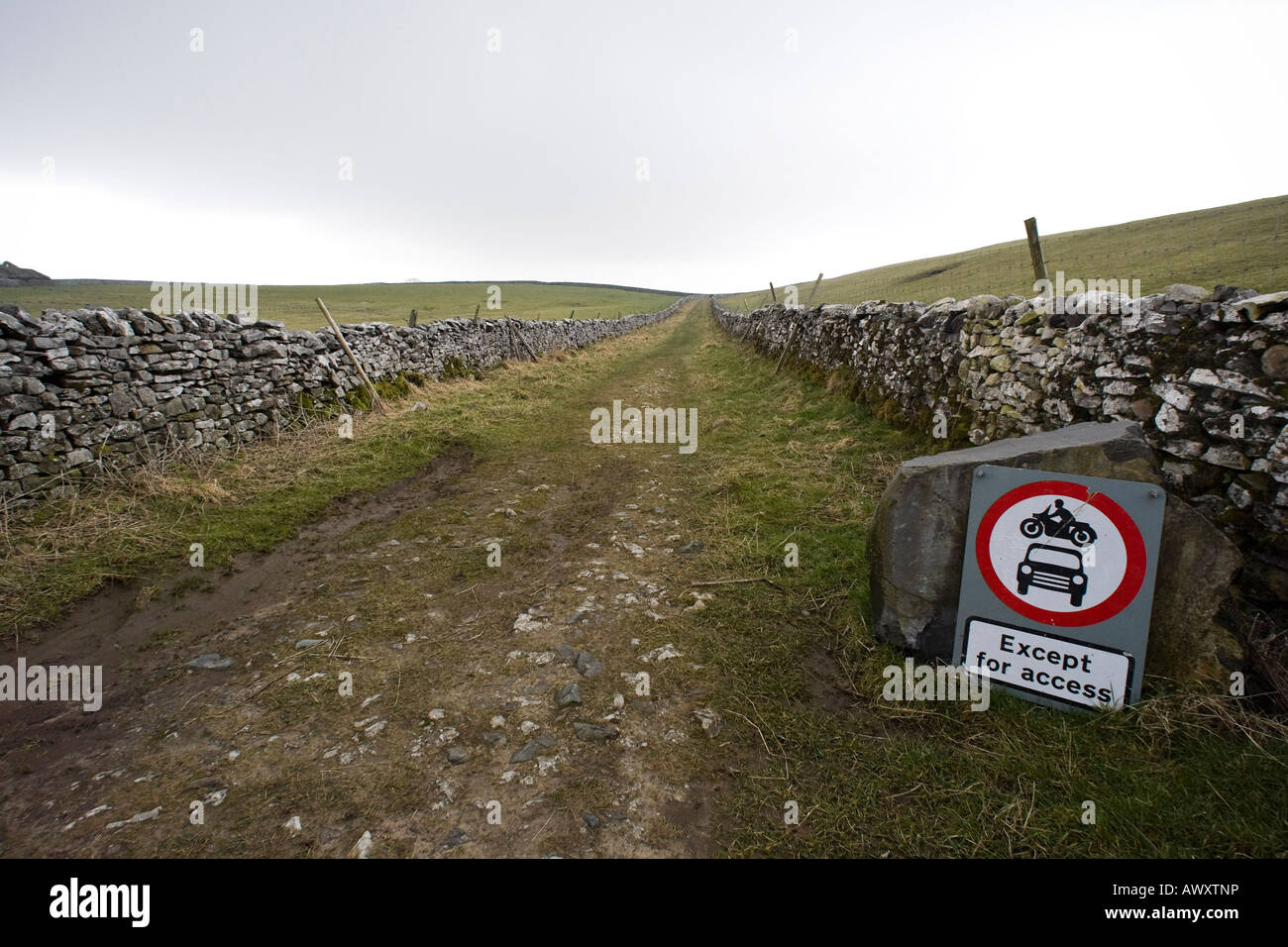A sign forbidding motor traffic on a green lane near Selside in the Yorkshire Dales Stock Photo