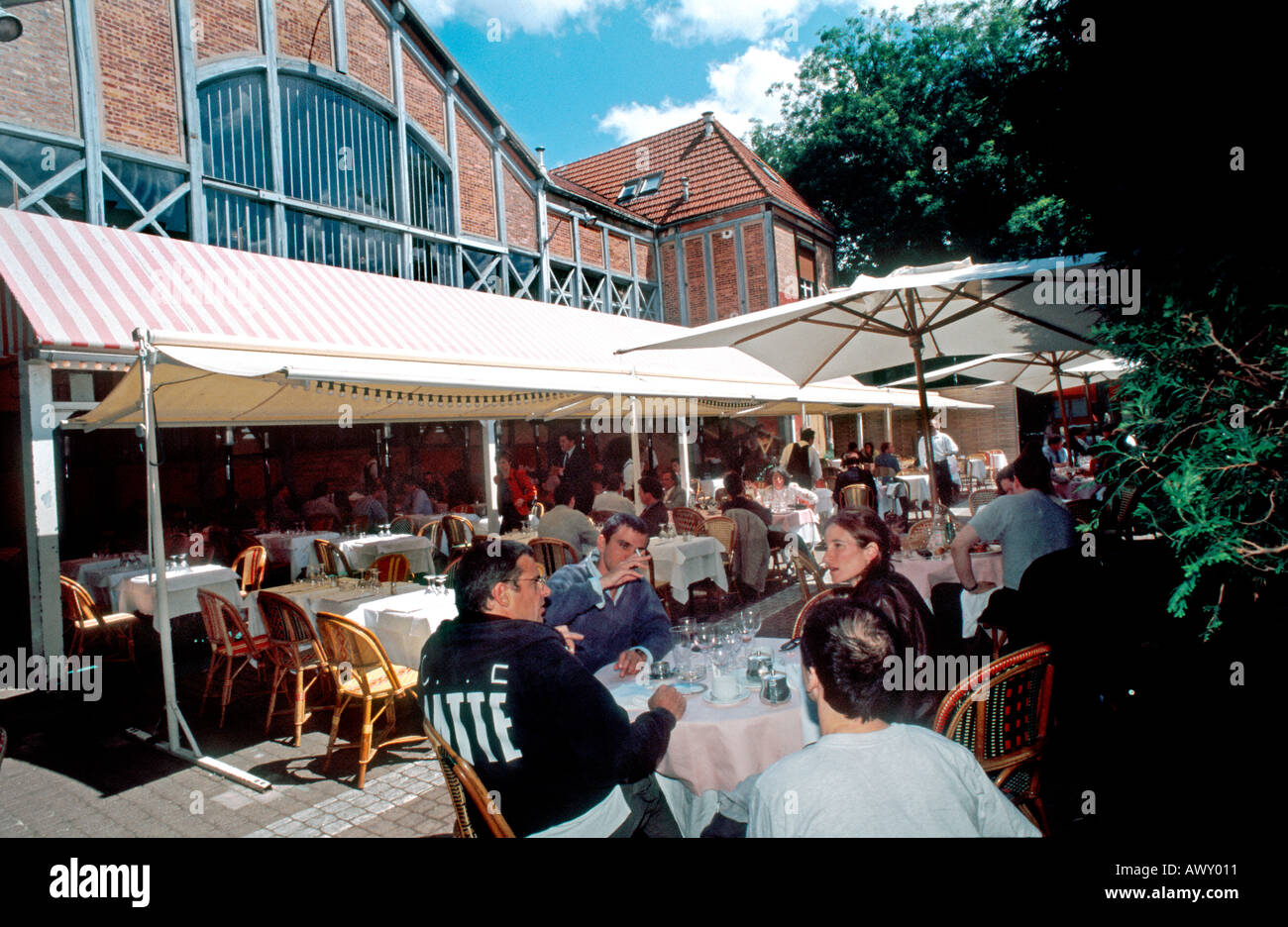 Neuilly sur Seine, France Paris Restaurant, Trendy 'Café de la Jatte' People Dining on Terrace, on 'Ile de la Jatte' tables umbrellas Stock Photo