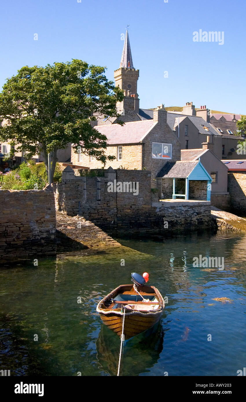 dh Waterfront STROMNESS ORKNEY Boat anchored houses and slipway church spire Stock Photo