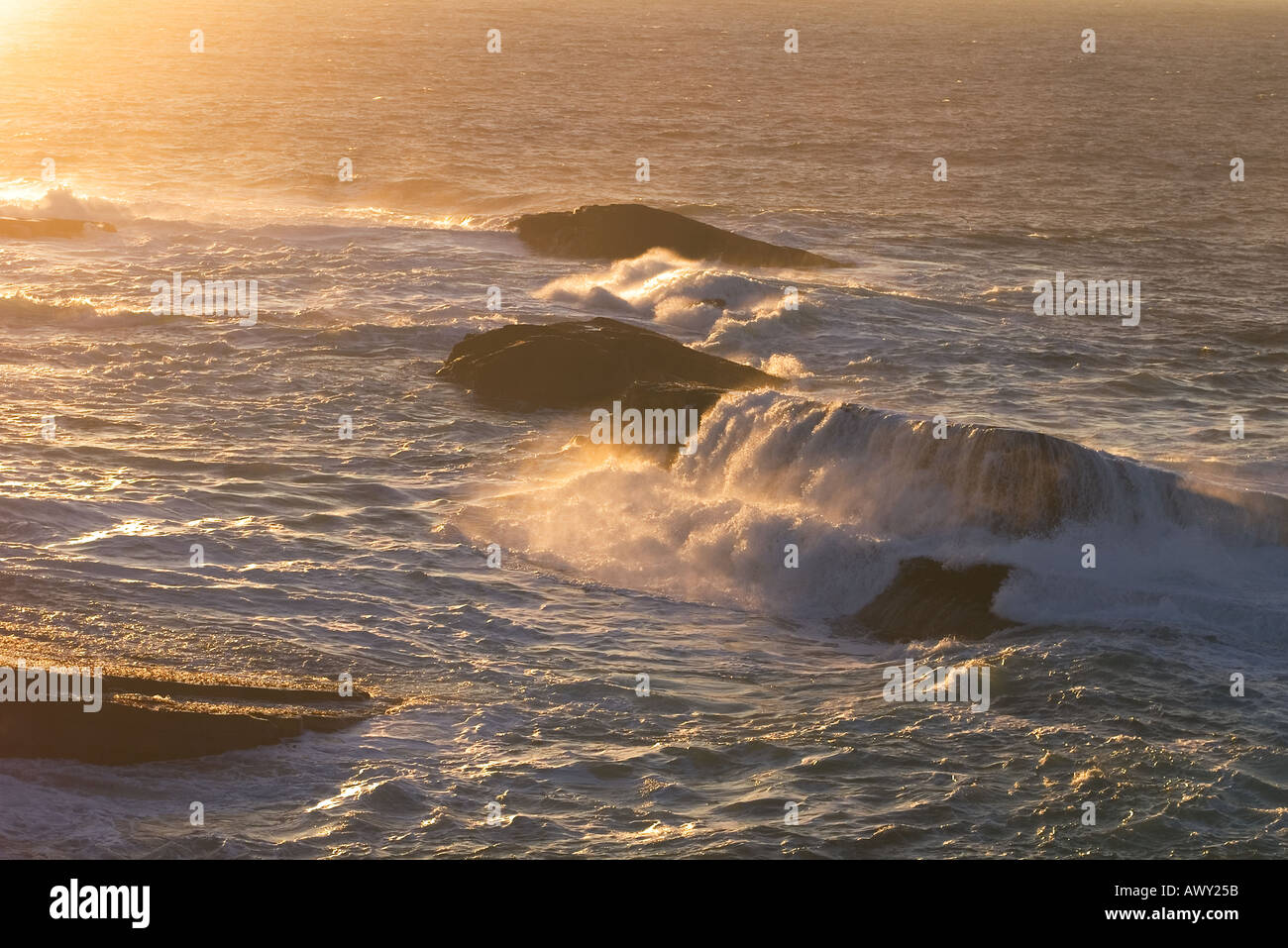dh Bo Skerry YESNABY ORKNEY Waves breaking over rocks seashore crashing stormy sea Stock Photo