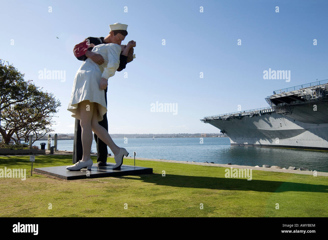 A large lifelike sculpture based on Alfred Eisenstaed's famous photograph of a sailor kissing a nurse on V-J Day, in San Diego Stock Photo