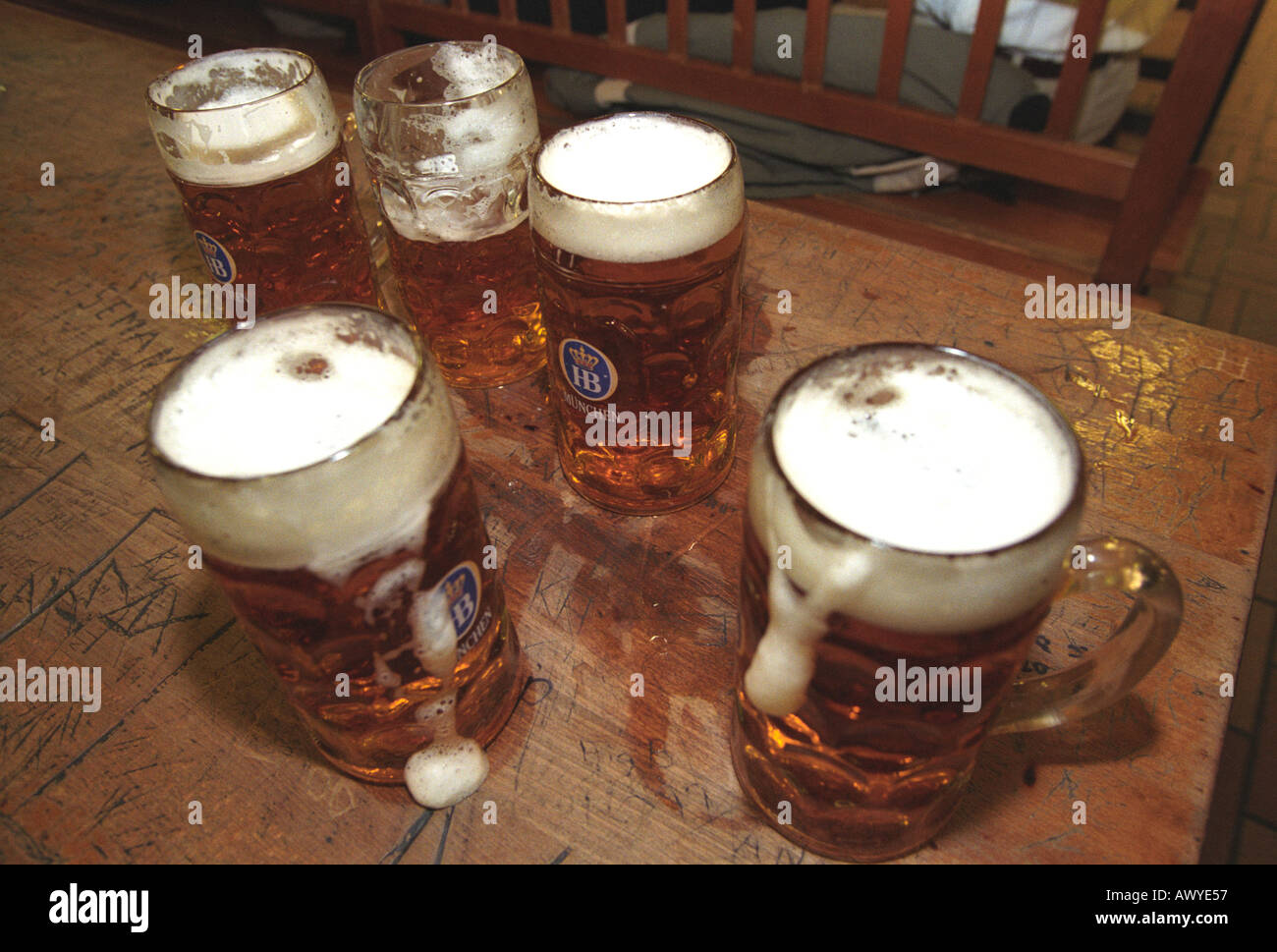 https://c8.alamy.com/comp/AWYE57/full-glasses-of-beer-at-munich-beer-festival-germany-AWYE57.jpg