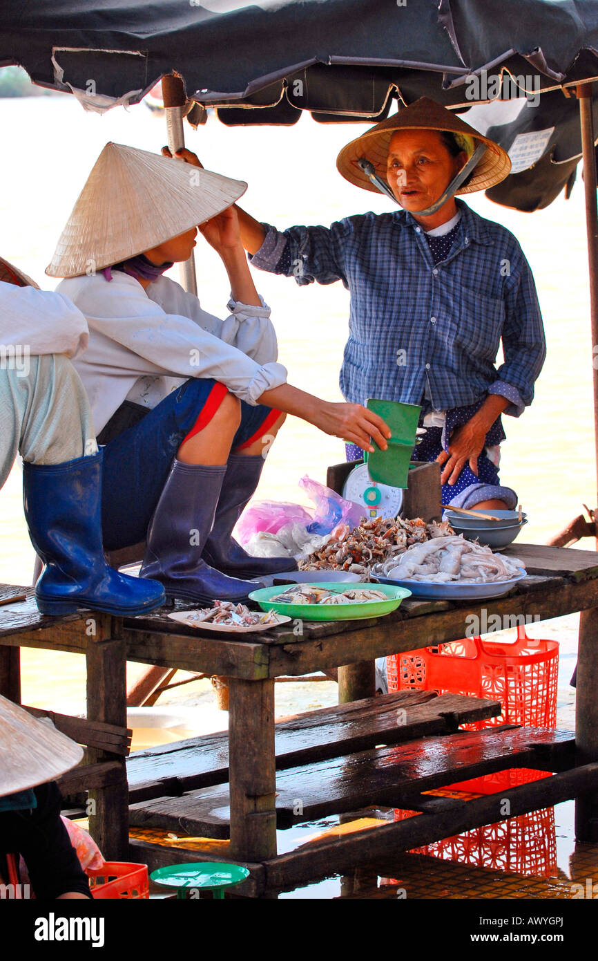 Vietnam Hoi An Market Lady Fishmonger In Non Bai Tho National Dress Selling Vietnam Hoi An Market Lady Fishmonger In Non Bai Tho National Dress Selling