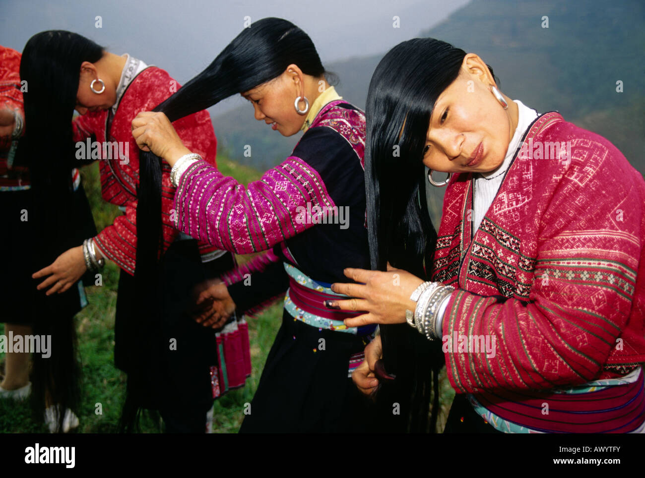Red Yao national minority women combing hair at Huanglo Yao village in Longji, or Longsheng County, of Guangxi near Guilin Stock Photo
