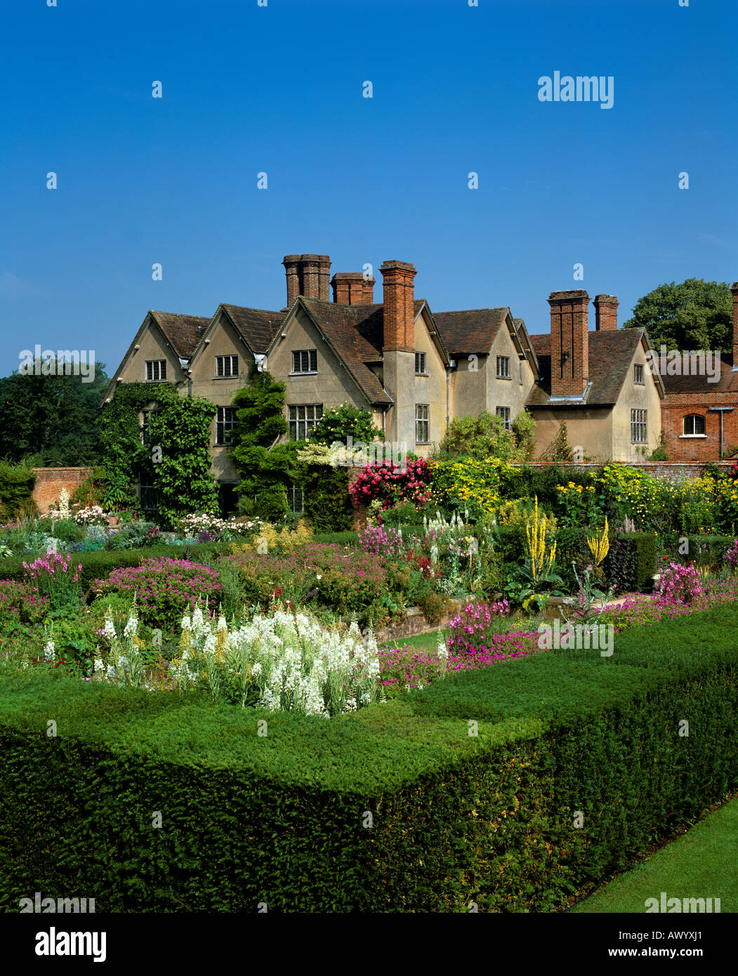 Sunken Garden & C16th Packwood House Warwickshire Stock Photo Alamy