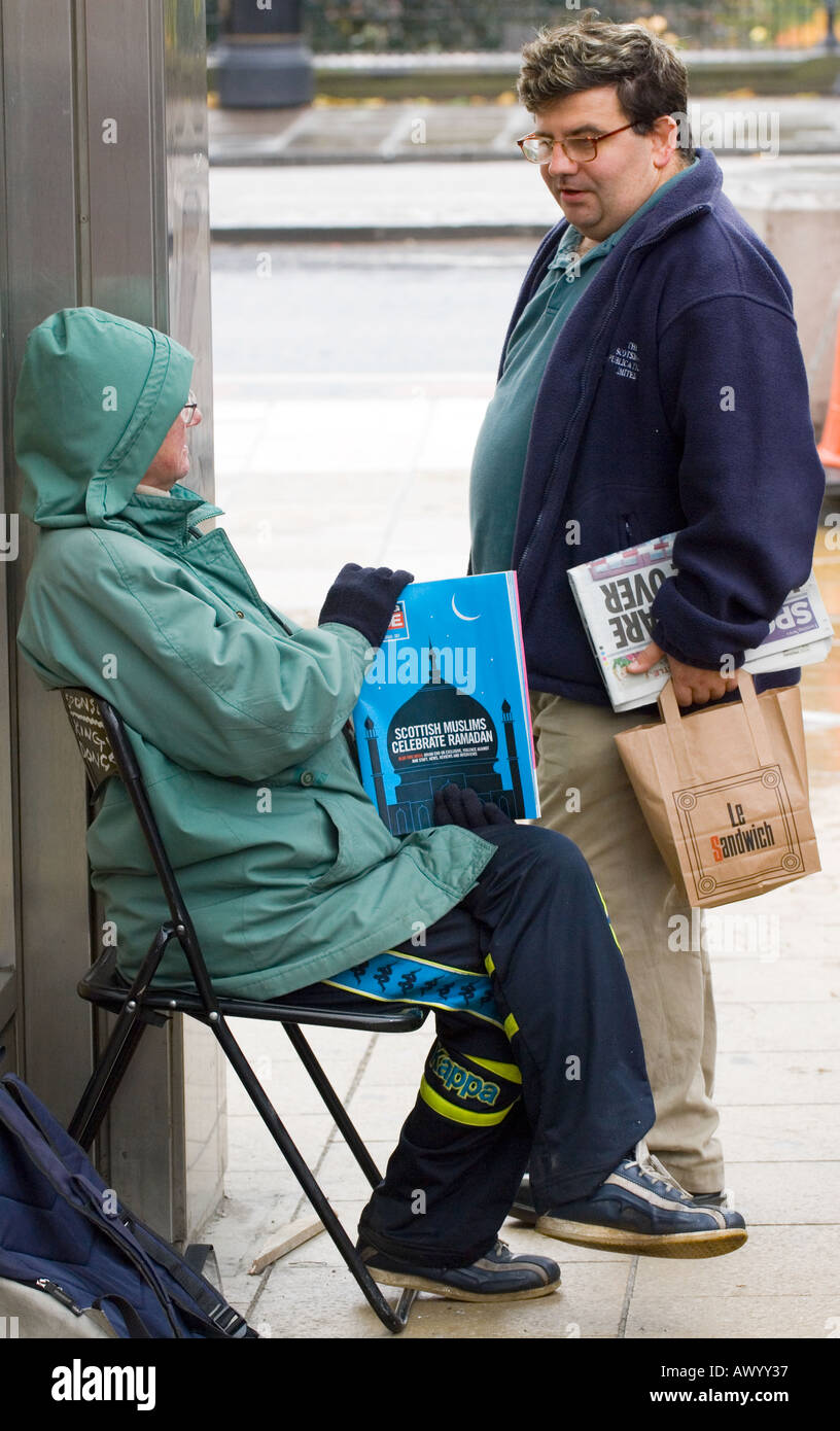 'The Big issue' vendor and customer Stock Photo