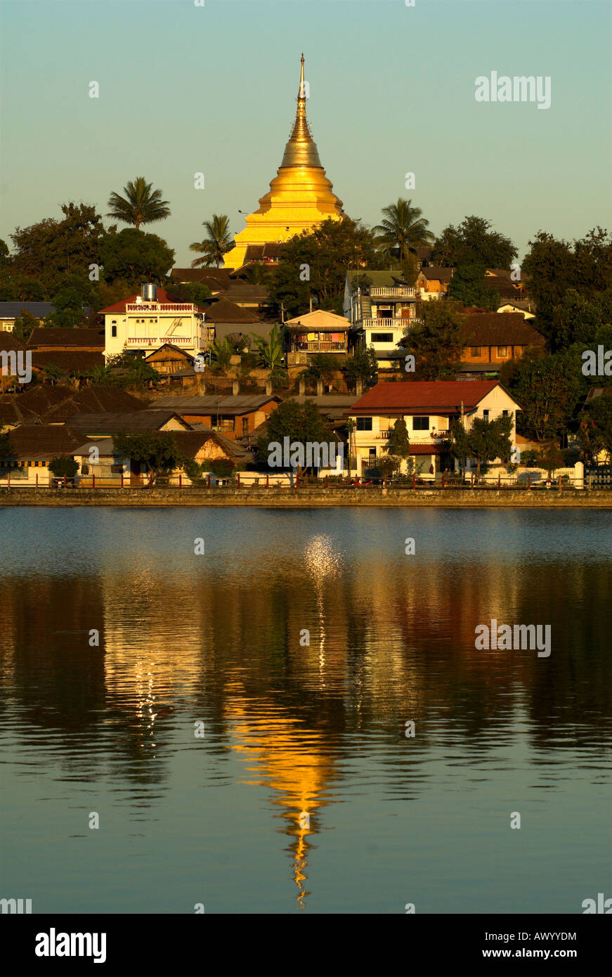 Wat Jom Kham reflected in Naung Tung Lake, Kengtung, Myanmar (Burma) Stock Photo